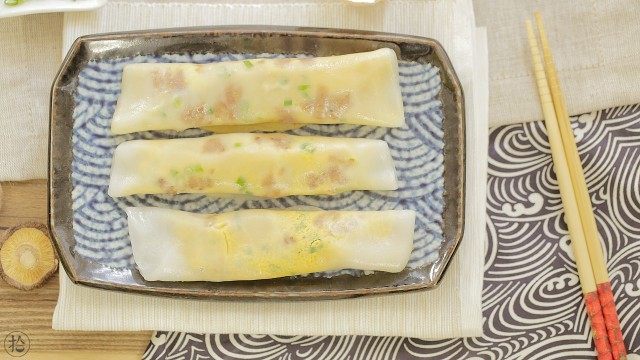 宝宝版牛肉肠粉,如果家里的蒸锅一次只能做一个,就重复以上过程完成所有肠粉的制作。记住每一次蒸肠粉都要保持大火,锅里蒸上汽了再放进去。