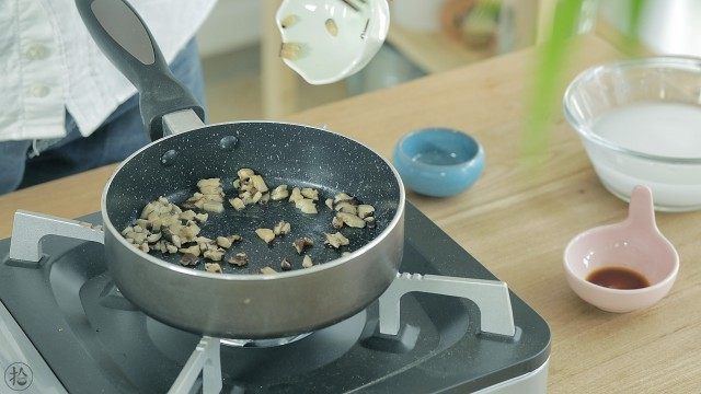 宝宝版牛肉肠粉,热锅少油,倒入香菇丁炒出香味,接着加入水淀粉和盐、<a style='color:red;display:inline-block;' href='/shicai/ 788'>生抽</a>调味,煮沸后端出。