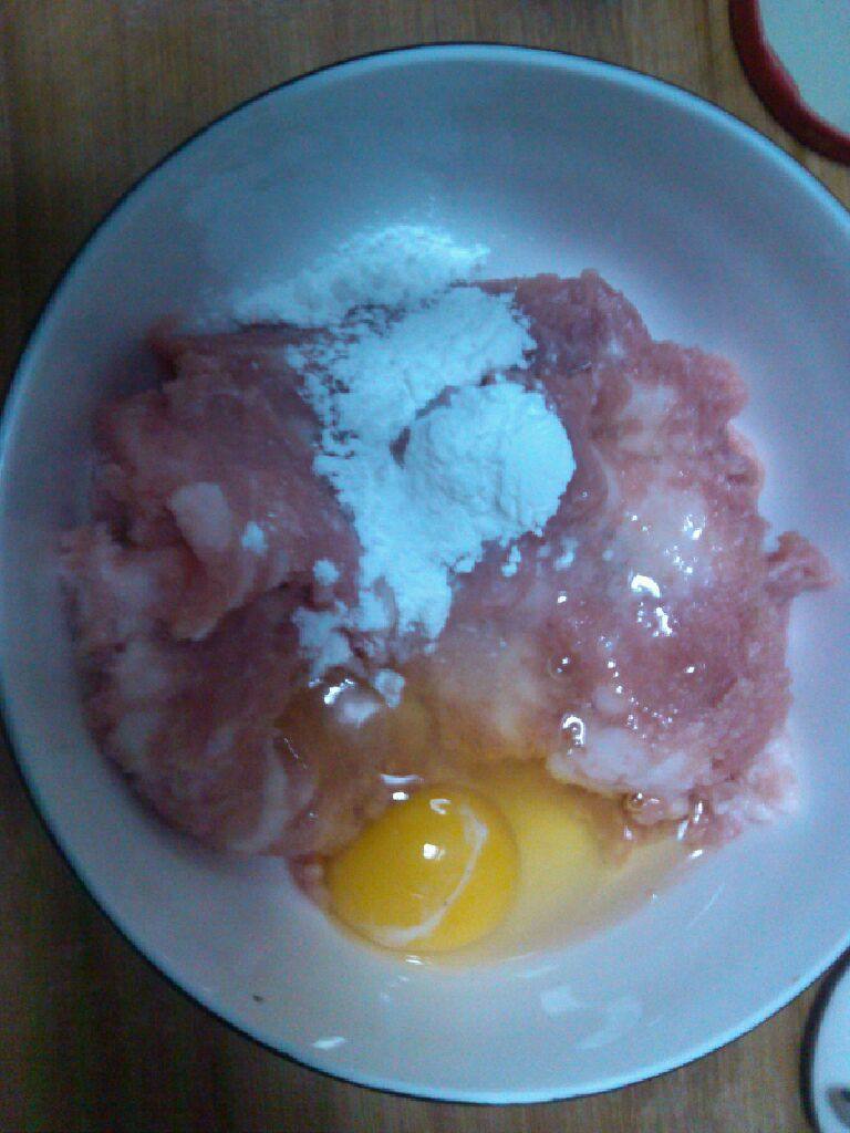 雪梨肉丸汤,在肉里加少许生粉，一个<a style='color:red;display:inline-block;' href='/shicai/ 9'>鸡蛋</a>，其实<a style='color:red;display:inline-block;' href='/shicai/ 9'>鸡蛋</a>理论上是不要加的。但是瘦肉太多丸子会硬，加个蛋软点。另，生粉是蓬松剂，建议少少加点，多了就不是肉丸子了！这个看着办吧
