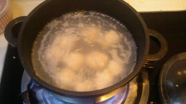 雪梨肉丸汤,烧锅清开水下丸子,我有强迫症,一定要用双数!水再开的时候,捞掉浮沫!下梨!