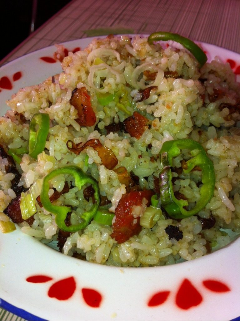 腊肉炒饭,<a style='color:red;display:inline-block;' href='/shicai/ 61'>青椒</a>切圈、<a style='color:red;display:inline-block;' href='/shicai/ 4536'>腊肠</a>切片，葱花切片