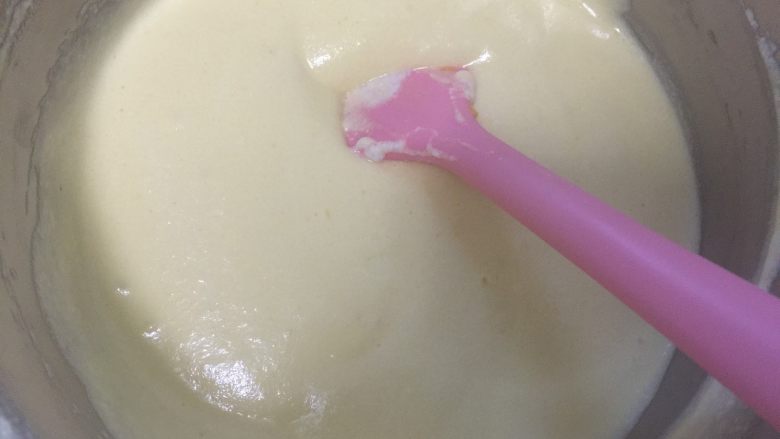 豆沙蛋糕卷,蛋白分三次加入蛋黄糊,每次都是翻拌的手法以免消泡。