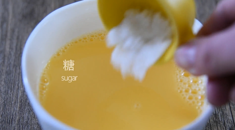 食疗缓解痛经的小妙招——龙眼茶碗蒸,倒入<a style='color:red;display:inline-block;' href='/shicai/ 10588'>糖</a>继续搅拌均匀