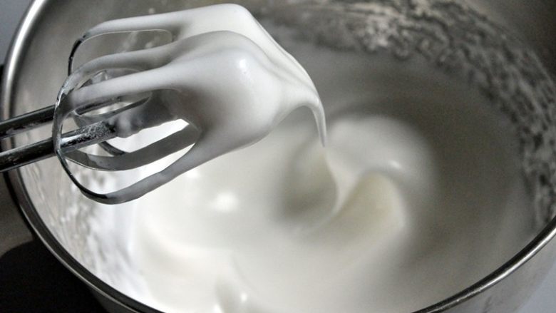 草莓奶油蛋糕盒子,将蛋清打到显性发泡状态,也就是大弯钩。