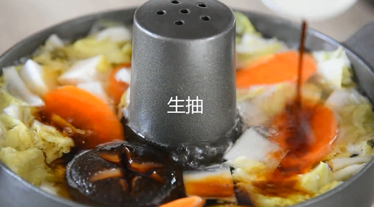 初春补气神器——白菜豆腐羊肉锅,沸腾后加入<a style='color:red;display:inline-block;' href='/shicai/ 718'>料酒</a>、<a style='color:red;display:inline-block;' href='/shicai/ 788'>生抽</a>、盐拌匀