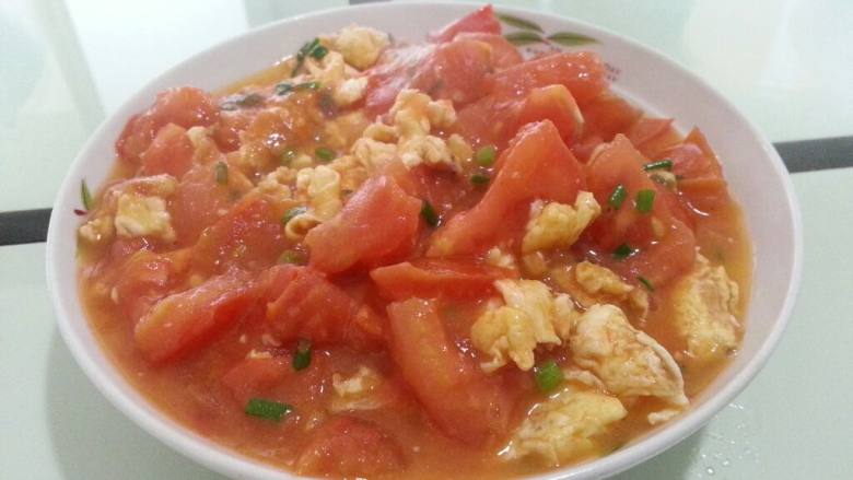 番茄炒蛋,炒<a style='color:red;display:inline-block;' href='/shicai/ 9'>鸡蛋</a>盛出。炒<a style='color:red;display:inline-block;' href='/shicai/ 59'>番茄</a>，至<a style='color:red;display:inline-block;' href='/shicai/ 59'>番茄</a>出汁加入<a style='color:red;display:inline-block;' href='/shicai/ 9'>鸡蛋</a>翻炒，加盐，少量<a style='color:red;display:inline-block;' href='/shicai/ 10588'>糖</a>，撒葱花出锅。