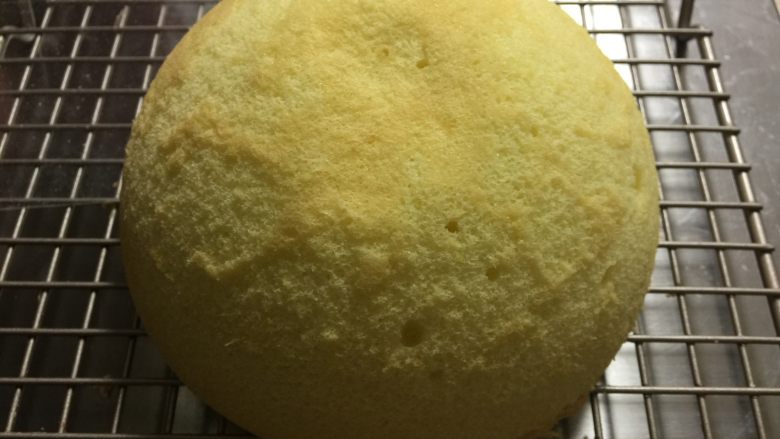 小公举奶油蛋糕,提前烤出一个6寸半圆戚风蛋糕,没有半圆模,就用正常的戚风模烤好后裁成半圆形。