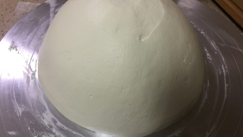小公举奶油蛋糕,最好用软塑料片抹平圆蛋糕胚,放入冰箱冷藏备用。