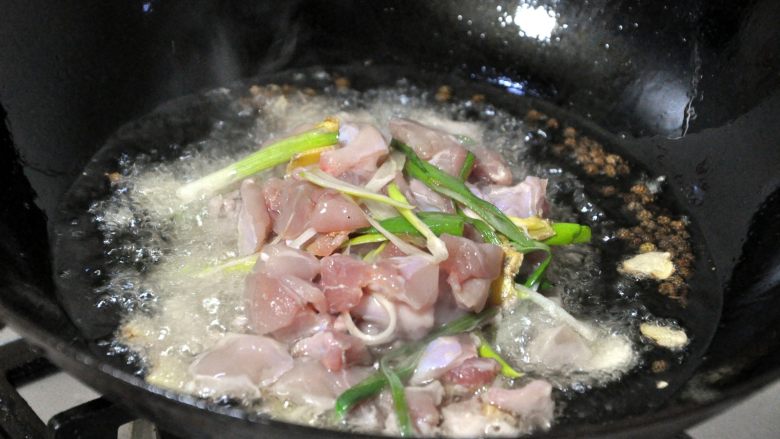 香辣干锅兔, 随后倒入腌制过的兔肉,快速翻炒。