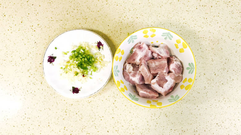 照烧排骨,准备好食材,大蒜和葱洗净,切成碎备用