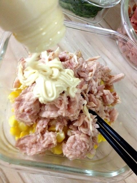 金枪鱼三文治,做金枪鱼<a style='color:red;display:inline-block;' href='/shicai/ 5382'>蛋黄酱</a>：将金枪鱼罐头和玉米粒混在一起，往里面加入<a style='color:red;display:inline-block;' href='/shicai/ 5382'>蛋黄酱</a>和盐还有鲜磨黑胡椒；