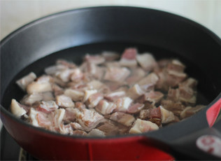 家常手抓饭,羊肉冷水下锅,煮开,焯掉杂质血沫