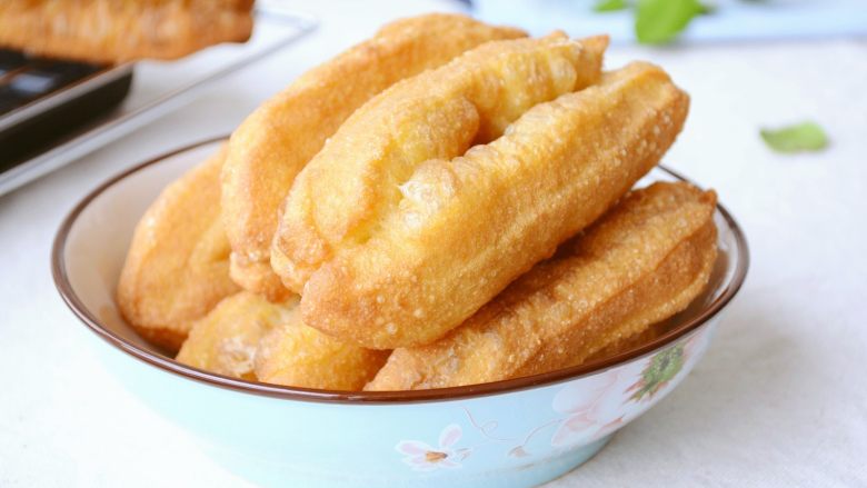 【自制安心油条 】,其实并不难~,面粉用的高筋,包饺子做馒头的常规面粉也能做,要适当减少水量,蓬松效果相对也要差一点~
更多细节请仔细阅读小贴士~
喜欢就关注吧~