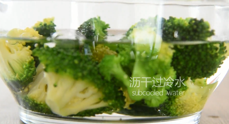 防抗癌明星蒜蓉西兰花,怎么样做才好吃?,沥干过冷水