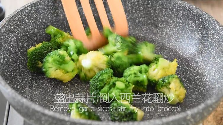 防抗癌明星蒜蓉西兰花,怎么样做才好吃?,倒入西兰花翻炒,加少许盐