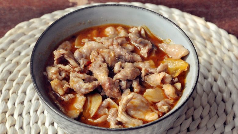 水煮肉片,汤带肉倒进铺了杏鲍菇的碗里(菜的部分可以随心替换,我比较喜欢丝瓜和金针菇,莴笋和豆芽也不错)