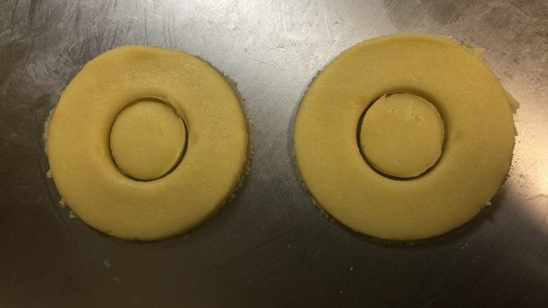 甜甜圈饼干,去掉多余部分,再次擀大片压甜甜圈形状,直到用光所有面团。