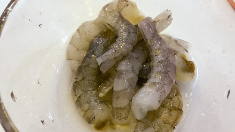 宝宝辅食:虾仁时蔬小馄饨-13M+,鲜虾洗净,用牙签从虾壳二节处挑出泥线,去头去尾去壳。
》虾壳二节处是泥线最韧的地方,比较容易挑,一般情况下,可以用牙签从虾壳二节处挑出泥线,然后再去头去壳去尾,剥出虾肉。