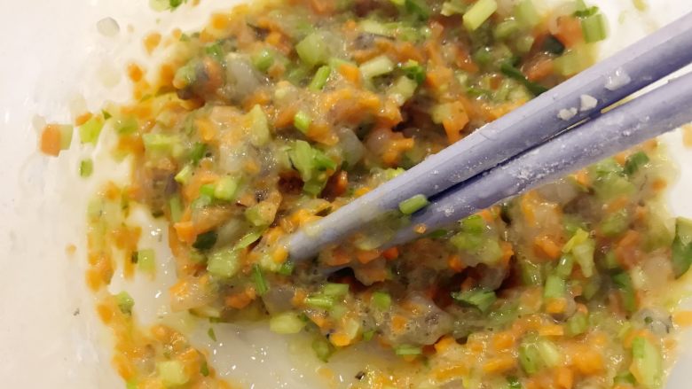 宝宝辅食:虾仁时蔬小馄饨-13M+,用筷子沿着一个方向一直搅拌,虾肉变得很黏,整体有点透明起胶的感觉。
》黏才会粘牢<a style='color:red;display:inline-block;' href='/shicai/ 4453'>馄饨皮</a>,下锅不会散,而且虾肉口感也会更好。