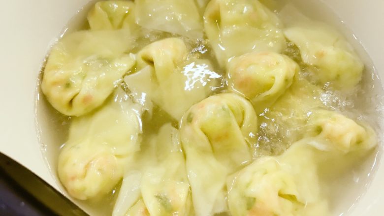 宝宝辅食:虾仁时蔬小馄饨-13M+,将洗净后的虾皮和已经包好的馄饨放入锅中,煮10分钟左右,此时所有的馄饨都已经浮起来了。小芽包的馅比较多,所以肚子都鼓鼓的啦,哈哈。
》如果包好的馄饨吃不完,可以小袋包装(吃一次的量)放进冰箱冷冻,下次吃的时候再拿出来。
》对虾皮质量没把握的,先用水冲泡,然后冲洗沥干水分备用。