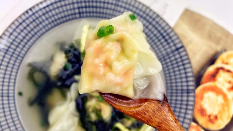宝宝辅食:虾仁时蔬小馄饨-13M+,完成,一口咬下去,这满口的鲜美呀。