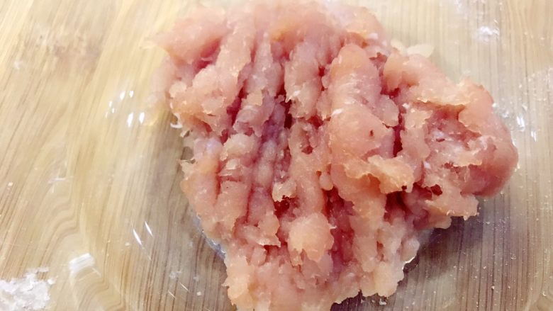 宝宝辅食:老妈牌薄麦饼-24M+,把猪肉洗净,用刀剁成肉泥放在一边备用(也可以直接用料理机,看大家自己习惯)
