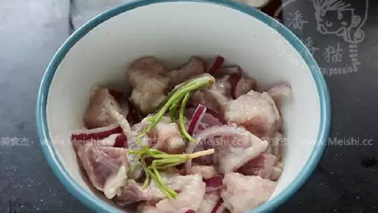 菠萝咕咾肉,将猪肉切0.7厘米的片，放入盐，料酒，生抽，腌制。菠萝切三角块