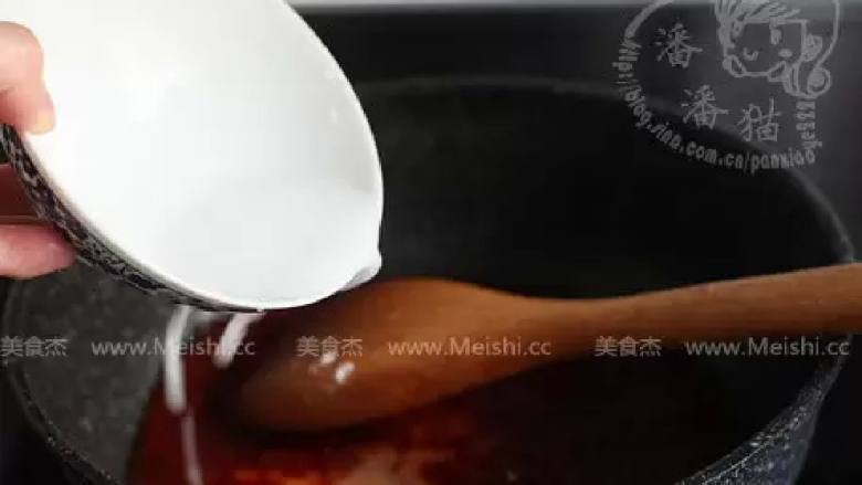 菠萝咕咾肉,将白醋，番茄酱，糖调成汁