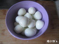 非传统版苏格兰蛋,<a style='color:red;display:inline-block;' href='/shicai/ 12'>鹌鹑蛋</a>煮熟后剥壳备用