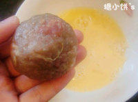 非传统版苏格兰蛋,裹好的肉丸子放入打散的<a style='color:red;display:inline-block;' href='/shicai/ 9'>鸡蛋</a>中滚一圈沾满蛋液