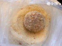 非传统版苏格兰蛋,将沾了蛋液的肉丸子再放入<a style='color:red;display:inline-block;' href='/shicai/ 584'>面包屑</a>中滚一圈