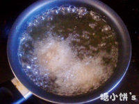 非传统版苏格兰蛋,将做好的丸子扔到热油里大火定型再转小火炸透
