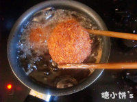 非传统版苏格兰蛋,复炸一次至表面上色金黄后捞出即可