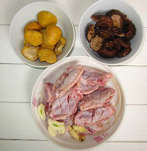 板粟冬菇焖鸡,鸡翅洗净底面划两刀,方便煮的时候入味,<a style='color:red;display:inline-block;' href='/shicai/ 37'>姜</a>和蒜去皮切片备用