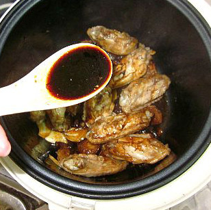 板粟冬菇焖鸡,再将鸡翅放入，继续加盖煎至鸡翅变色，翻炒一下，以免粘锅，再加入香锅，煎一下香味，再依次调入<a style='color:red;display:inline-block;' href='/shicai/ 788'>生抽</a>2汤匙，<a style='color:red;display:inline-block;' href='/shicai/ 762'>老抽</a>1汤匙，<a style='color:red;display:inline-block;' href='/shicai/ 718'>料酒</a>20克，用勺子翻炒至鸡翅上色