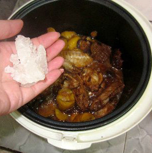 板粟冬菇焖鸡,盖上电饭煲，继续按下煮饭键，让电饭煲自动焖煮约20分钟至汤汁变少，打开煲盖，加入<a style='color:red;display:inline-block;' href='/shicai/ 866'>冰糖</a>，煮至<a style='color:red;display:inline-block;' href='/shicai/ 866'>冰糖</a>溶化，再调入两汤匙的水淀粉收浓汁即可。