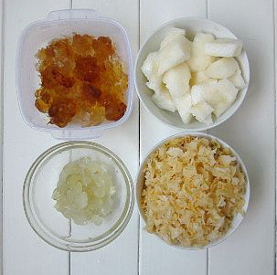 皂角米银耳雪梨羹,<a style='color:red;display:inline-block;' href='/shicai/ 232'>银耳</a>泡发洗净，<a style='color:red;display:inline-block;' href='/shicai/ 2530'>桃胶</a>用<a style='color:red;display:inline-block;' href='/shicai/ 156925'>水</a>泡12小时，洗净去除杂质剥小块，<a style='color:red;display:inline-block;' href='/shicai/ 6363'>皂角米</a>提前用<a style='color:red;display:inline-block;' href='/shicai/ 156925'>水</a>泡发4小时，洗净，<a style='color:red;display:inline-block;' href='/shicai/ 2111'>雪梨</a>去皮去壳切块备用