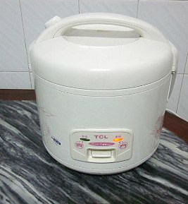 皂角米银耳雪梨羹,将所有材料放入到电饭煲胆里,再加入1400克的水,按煮饭键煮40分钟