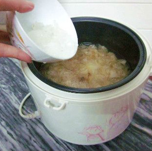 皂角米银耳雪梨羹,40分钟后加入<a style='color:red;display:inline-block;' href='/shicai/ 866'>冰糖</a>,再继续煮10分钟即可