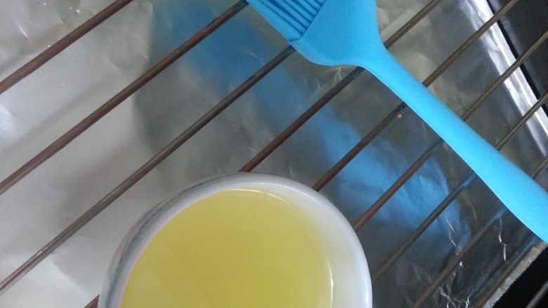 最受欢迎的烤箱菜【新奥尔良风味烤翅】,烤盘内铺上一层锡纸,烤网上刷上一层色拉油防沾。