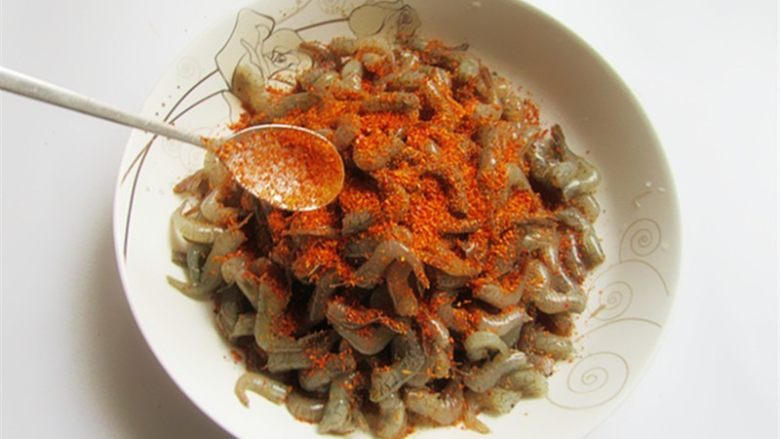 蒜香辣味虾,均匀撒上<a style='color:red;display:inline-block;' href='/shicai/ 761'>辣椒粉</a>调味,根据自己口味喜好决定加多少,不喜欢吃辣的可以不加