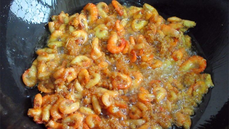 蒜香辣味虾,锅预热,倒入两勺油,油烧至六成热即可放入虾进行油炸