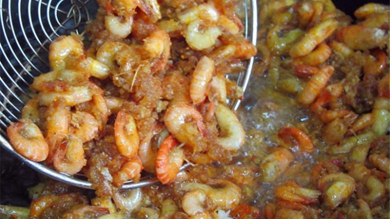 蒜香辣味虾,炸至金黄,即可捞出,油也倒出
