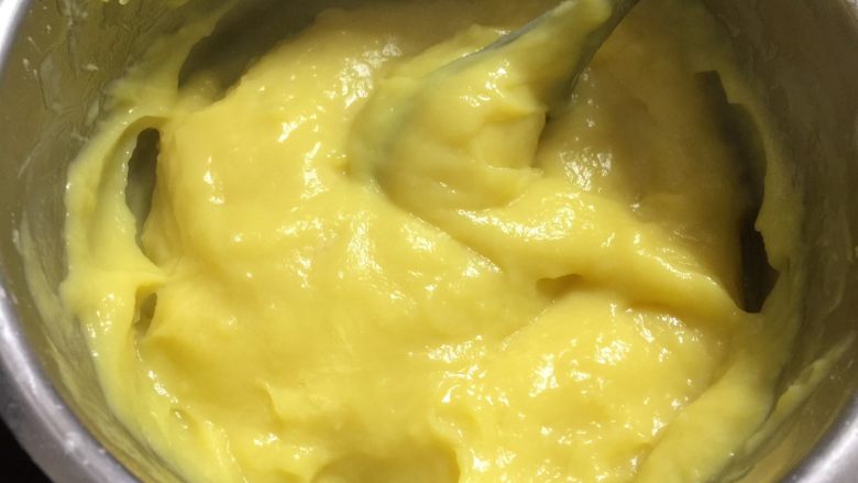 豆乳水果蛋糕,全程小火不断搅拌,熬成如图的糊糊状,晾至常温。