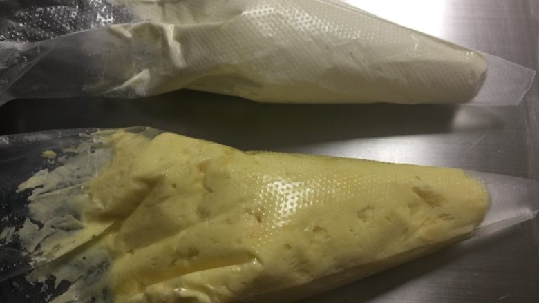 豆乳水果蛋糕,豆乳糊和淡奶油分别装入裱花袋,剪个小口儿。
