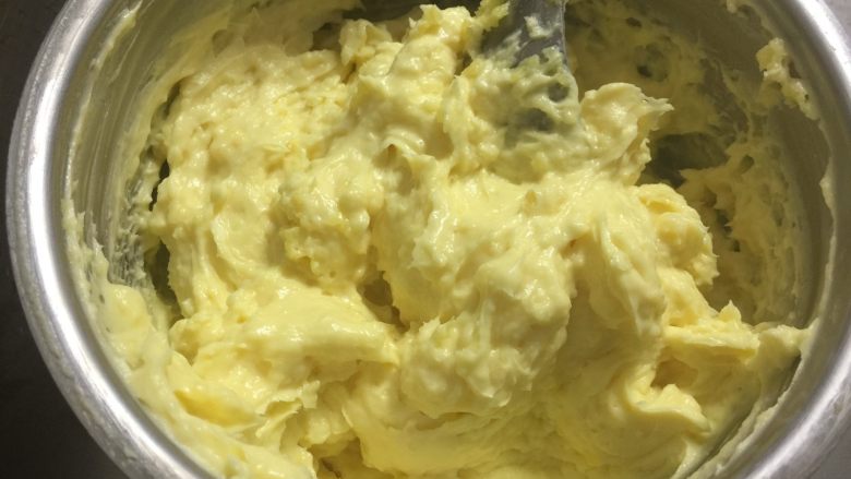 豆乳水果蛋糕,晾凉的糊糊中加入软化的奶酪,用打蛋器打至完全混合。