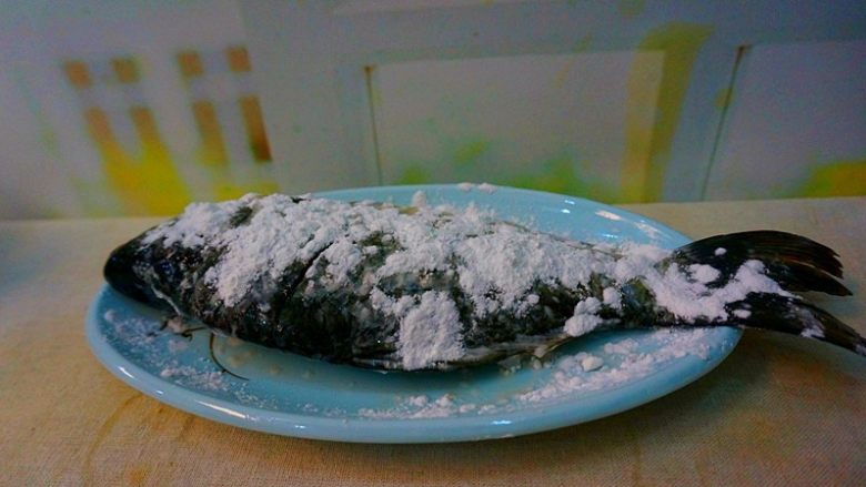 家常烧鲫鱼,撒上适量盐,
再撒上适量生粉抹匀之后再把多余的抖掉,腌制十分钟左右入味儿