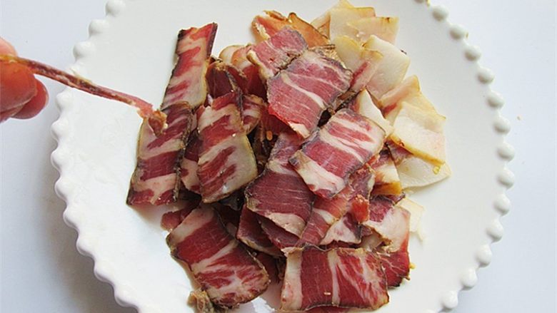 腊肉蒜香卷心菜,<a style='color:red;display:inline-block;' href='/shicai/ 436'>腊肉</a>切成薄薄的片,肥瘦分开放