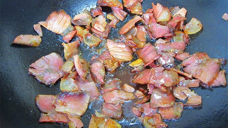 腊肉蒜香卷心菜,放入瘦腊肉部分翻炒，再倒入<a style='color:red;display:inline-block;' href='/shicai/ 788'>生抽</a>、<a style='color:red;display:inline-block;' href='/shicai/ 721'>蚝油</a>翻匀炝出香味