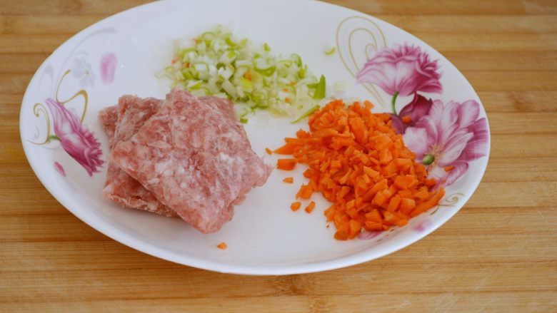 【土豆小丸子】土豆还可以这样做!,蒸土豆的过程准备辅料.
一点肉碎,葱花,和<a style='color:red;display:inline-block;' href='/shicai/ 25'>胡萝卜</a>丁~
也可以放一点其他水分少的青菜~